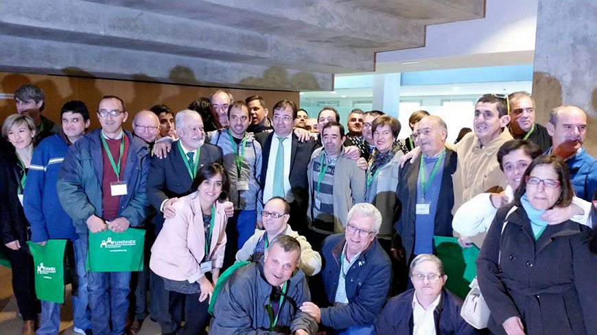 En la Imagen, el Presidente de la Junta de Extremadura con todos los asistentes de PLACEAT